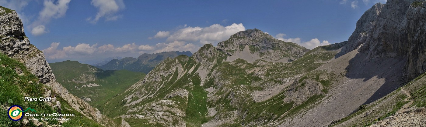 29 Dal Passo di Gabbia vista sul sent. 244 che attraversa i macereti del Mandrone sotto i contrafforti roccisosi d'Arera.jpg